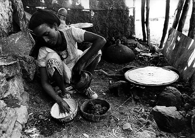 Jewish woman making “injera”. Wallaka, Ethiopia. 1984. Photo:Doron Bacher. Oster center, Beit hatfutsot.